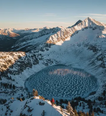 winter-mountain-climb-frozen-lake-alps